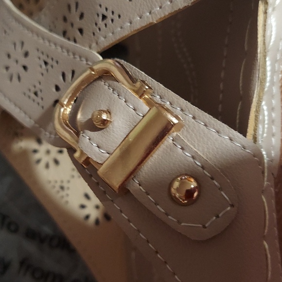 Women's 2 inch heel 41 9.5 size Sandals apricot beige color NWT buckle. - Picture 9 of 10